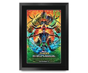 HWC Trading A3 Ven 3 Ragnarok Thor Chris Hemsworth E Regali Cast Poster Immagine Stampata Autografi per Il Film Ricordava da Fan -FR A3 Framed