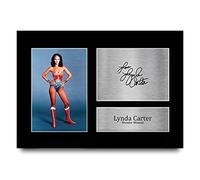 HWC Trading A4 Lynda Carter Original Wonder Woman Regali Stampati Autografo Firmato Immagine Per Gli Appassionati Di Programma Televisivo