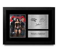 HWC Trading FR A4 Ben Affleck, Henry Cavill & Gal Gadot Batman v Superman Regali Stampati Autografo Firmato Immagine Per Gli Appassionati Di Memorabilia Di Film - A4 Incorniciato