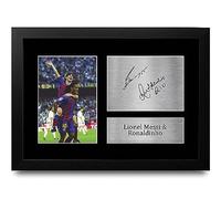 HWC Trading FR A4 Lionel Messi & Ronaldinho Barcelona Regali Stampati Autografo Firmato Foto Per Gli Appassionati Di Calcio E Sostenitori - A4 Incorniciato