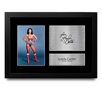 HWC Trading FR A4 Lynda Carter Original Wonder Woman Regali Stampati Autografo Firmato Immagine Per Gli Appassionati Di Programma Televisivo - A4 Framed
