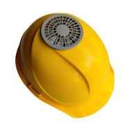 I caschi ventilati con gli ingegneri solari del fan lavorano il supervisore del cappello per la costruzione dei lavoratori ed