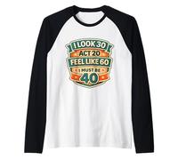 I Look 30 Act 20 Feel Like 60 I Must Be 40 40th Birthday Fun Maglia con Maniche Raglan