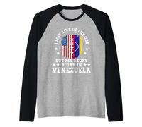 I May Live in The USA But My Story Began in Venezuela Maglia con Maniche Raglan