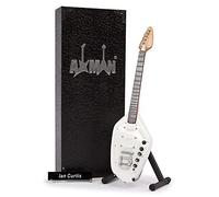 Ian Curtis - Replica di chitarra in miniatura, idea regalo musicale, fatta a mano, in scala 1/4, include una scatola espositiva, targhetta per il nome e supporto per chitarra in miniatura