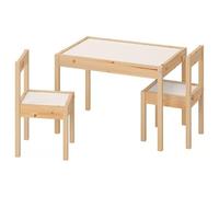 Ikea Latt - Tavolo per bambini con 2 sedie, bianco/pino, le sue piccole dimensioni lo rendono particolarmente adatto per piccole stanze o ambienti ridotti