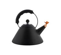Il bollitore 9093, riconosciuto come una delle icone di design di Alessi, si colora interamente di nero rafforzando il suo linguaggio tra post-moderno e pop art