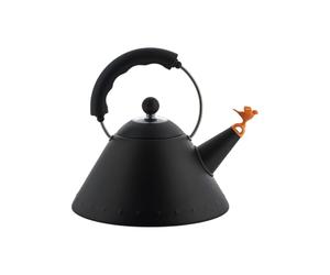 Il bollitore 9093, riconosciuto come una delle icone di design di Alessi, si colora interamente di nero rafforzando il suo linguaggio tra post-moderno e pop art