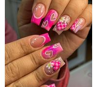 Il cuore di modo progetta la stampa acrilica dei chiodi falsi quadrati sul manicure delle unghie per il look romantico di San Valentino