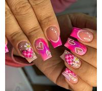 Il cuore di modo progetta la stampa acrilica dei chiodi falsi quadrati sul manicure delle unghie per il look romantico di San Valentino