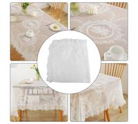 Il design elegante della tovaglia in pizzo bianco la rende un must have per ogni