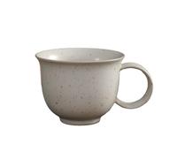 Il forno a forma di fiore in ceramica trasforma le tazze da caffè in vecchio stile con una semplice glassa opaca in bianco maculato di marzo