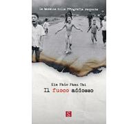 Il fuoco addosso. La bambina della fotografia racconta. Ediz. ita