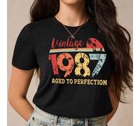 Il girocollo è stampato con la nostalgica scritta "Perfect 1987" ed è realizzato in cotone con maniche corte aderenti! Ideale per le vacanze con una gonna corta dal gusto retrò, per tutti i giorni con
