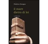 Il mare dietro di lei