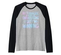 Il mio adolescente dice che sono imbarazzante, dico che sto vincendo la mamma Maglia con Maniche Raglan