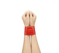 Il nastro rosso per lo yoga è un ottimo modo per dare un tocco di colore al vostro allenamento