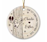 Il nostro ornamento per il primo Natale insieme 2025, ornamento personalizzato in ceramica per il primo Natale, ornamenti per sposi fidanzati regali per coppie, nomi/anno personalizzati/aggiungi