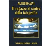 Il ragazzo al centro della fotografia