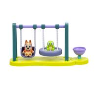 Il set da gioco Bluey Mini Turtleboy Playground include la figura articolata Bingo con gli occhi spalancati e Turtleboy che si dondola e gira ins