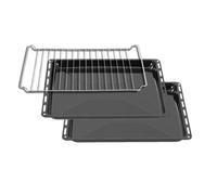 Il set ICQN include due teglie da forno smaltate 44,5x37,5 cm con profondità 25 mm e una griglia forno, offrendo una soluzione completa per la cottura quotidiana.