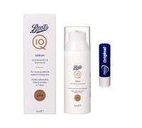Il siero Boots Q10 nutre e ammorbidisce per una pelle dall'aspetto radioso, 50 ml, formato da viaggio, con balsamo per le labbra originale incluso
