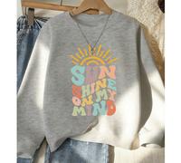 Il sole splende sul mio cuore. Slogan arcobaleno luminoso e allegro. Divertente stampa con motivo a contrasto. Felpa oversize con scollo rotondo, top da donna in cotone, abbigliamento da donna street