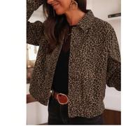 Il suo stile combina vibrazioni casual ed eleganti, rendendolo un pezzo versatile per varie occasioni. Ideale per gli appassionati di moda che amano fare una dichiarazione, questa giacca si adatta a c