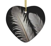 Illustrazione di piume bianche I ciondoli in ceramica a forma di cuore creano un'atmosfera calda per case, feste e regali.