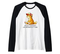 I'm Built Different Funny Orange Cat Wearing cap Meme Humor Maglia con Maniche Raglan