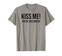 Im Just Here for the Kiss Cam Show Kiss Me Youre On Camera Maglietta