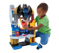 Imaginext DC Super Friends - Super Quartier Generale, playset con luci e suoni alto 60 cm, con personaggi Batman e Superman, Batmoto e tanti accessori inclusi, giocattolo per bambini, 3+ anni, HNW08