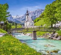 Immagine acrilica 40 x 40 cm: Scenic Mountain Paesaggio nelle Alpi bavaresi con la famosa chiesa parrocchiale di San Sebastian nel villaggio di Ramsau in primavera, (49066440)