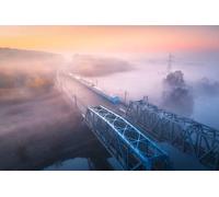 Immagine acrilica 50 x 30 cm: vista aerea del treno di velocità sul ponte ferroviario e sul fiume nella nebbia all'alba in autunno. (142700721)