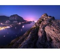 Immagine acrilica 60 x 40 cm: vista dal picco di montagna nella città notturna, il mare blu e rocce alte contro il bel cielo. notte colorata (71232280)
