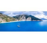 Immagine acrilica 90 x 40 cm: Barca a vela di lusso a Myrtos Beach con Blue Bay sull'isola di Cefalonia, Grecia, foto panoramica aerea (176250367)