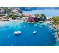 Immagine acrilica 90 x 60 cm: Assos pittoresco villaggio di pescatori dall'alto, Cefalonia, Grecia. Vista del drone aereo. Barche a vela nel turchese (176250350)