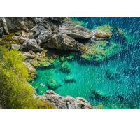 Immagine in alluminio composita 110 x 70 cm: i turisti si schivano tra le rocce nella baia di Azure di Beautiful Paleokastritsa sull'isola di Corfu, Grecia (75523495)