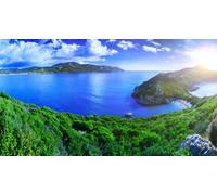 Immagine in legno 110 x 60 cm: bellissimo panorama estivo -paesaggio marino, vista sulla scogliera nella baia cristallina di Azure Sea e isole lontane. (101277841)