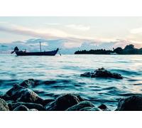 Immagine in legno 50 x 30 cm: Maldive. granchio si siede su una roccia sullo sfondo della barca e del tramonto (119277851)