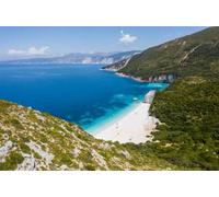 Immagine in legno 60 x 40 cm: splendida vista sulla spiaggia di Fteri con barca a vela bianca a Hidden Bay, Cefalonia, Grecia. Circondata dal Mediterraneo (176250453)