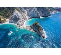 Immagine in legno 80 x 50 cm: Aerial View Agia Eleni Beach in Cefalonia Island, Grecia. Bella spiaggia rocciosa con acque limpide di smeraldo e (176253504)