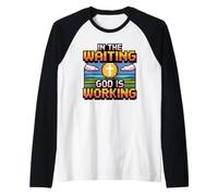 in The Waiting God Is Working Maglia con Maniche Raglan