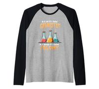 In un laboratorio si chiama chimica scienza divertente gioco di parole sarcastico Maglia con Maniche Raglan