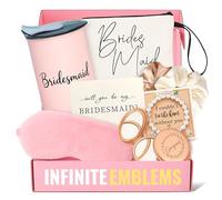 Infinite Emblems Confezione regalo con scritta "Will You be My Bridesmaid", specchio, 2 elastici per capelli, borsa, maschera per gli occhi in peluche, braccialetto e coppa per damigella d'onore