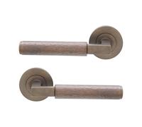 Infinity Decor Coppia di maniglie a leva martellate su rosetta, set in varie finiture, 130 mm, ideali per porte interne ed esterne (opaco antico)