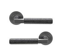 Infinity Decor Coppia di maniglie a leva martellate su rosetta, set in varie finiture, 130 mm, ideali per porte interne ed esterne, colore: nero opaco