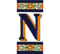 Insegna con numeri e lettere fatte di piastrelle di ceramica policroma, dipinte a mano con la tecnica "cuerda seca", nomi indirizzi e segnaletica. Testo personalizzabile. Disegno FLORES MEDIANO 10,9 cm x 5,4 cm. (LETTERA "N")