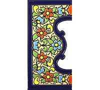 Insegna con numeri e lettere fatte di piastrelle di ceramica policroma, dipinte a mano con la tecnica "cuerda seca", nomi indirizzi e segnaletica. Testo personalizzabile. Disegno FLORES MEDIANO 10,9 cm x 5,4 cm. (MARGINE "CENEFA")