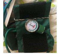 Intermed SFIGMOMANOMETRO ANEROIDE SENZA LATTICE CON MANOMETRO SUL BRACCIALE COLORE VERDE